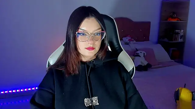 OphelianaRose33 online show from April 9, 2026, 11:21 pm