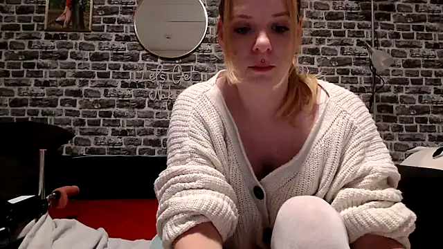 Snapshot of SexyMilf_37 chatting on April 1, 2026, 8:17 pm SexyMilf 37 online show from April 1, 2026, 8:17 pm