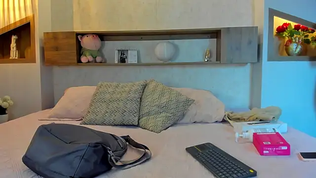 Emilly Beaumont online show from April 1, 2026, 11:33 am