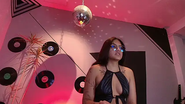 Lilith and Khloe online show from November 5, 2025, 11:21 am