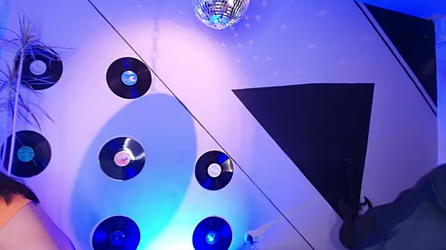 Lilith and Khloe online show from November 29, 2025, 11:24 am