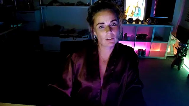 Mrs-Aurora online show from October 5, 2025, 1:48 am