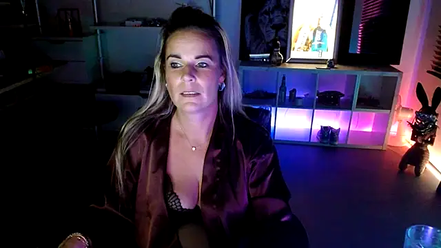 Mrs-Aurora online show from October 18, 2025, 8:42 pm