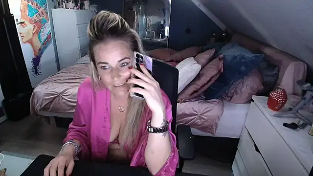 Mrs-Aurora online show from April 23, 2026, 6:10 pm