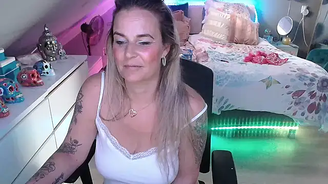 Snapshot of Mrs-Aurora chatting on May 6, 2026, 12:10 pm Mrs-Aurora online show from May 6, 2026, 12:10 pm