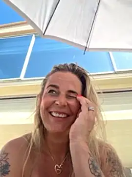 Snapshot of Mrs-Aurora chatting on May 25, 2026, 1:06 pm Mrs-Aurora online show from May 25, 2026, 1:06 pm