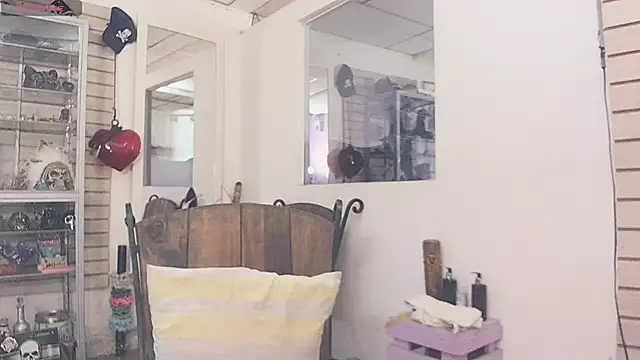 xinamora online show from November 16, 2025, 6:24 pm