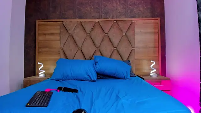 EimyAndMaxi online show from April 22, 2026, 8:21 pm