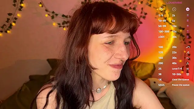 LeelooYolo online show from June 5, 2026, 10:15 pm