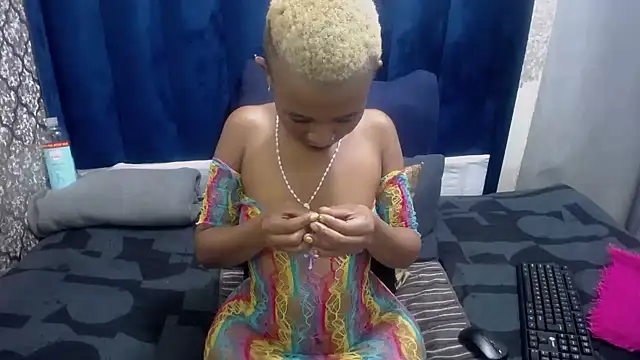 Snapshot of GoldenBigAssCurvy chatting on September 18, 2025, 9:17 pm GoldenBigAssCurvy online show from September 18, 2025, 9:17 pm