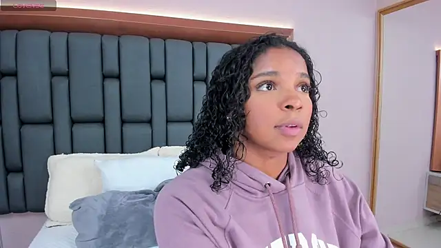 LisaMendez online show from October 18, 2025, 2:03 am