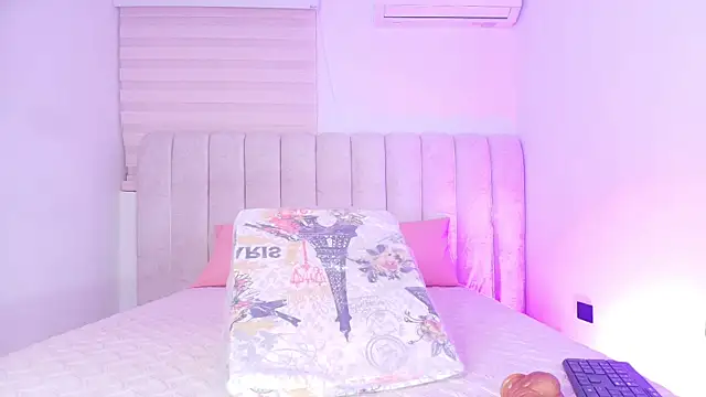 chloe leroy  online show from November 29, 2025, 11:57 am