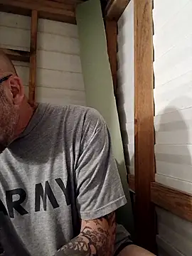 ShawnandDani7074 online show from April 22, 2026, 5:32 am