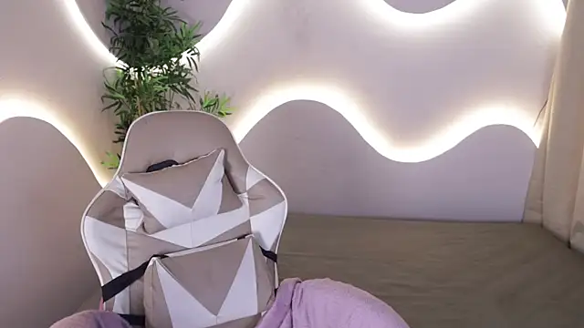 Emma and Issac online show from November 29, 2025, 4:26 am