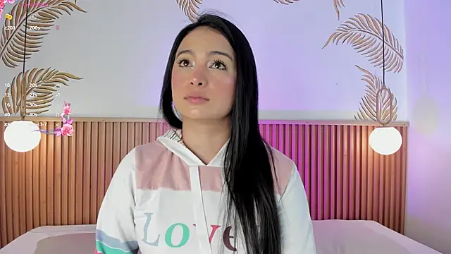 Snapshot of Valleriie_ chatting on June 1, 2026, 4:41 pm Valleriie online show from June 1, 2026, 4:41 pm