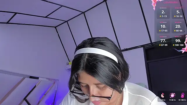 Snapshot of megann__up chatting on October 9, 2025, 3:26 am megann up online show from October 9, 2025, 3:26 am