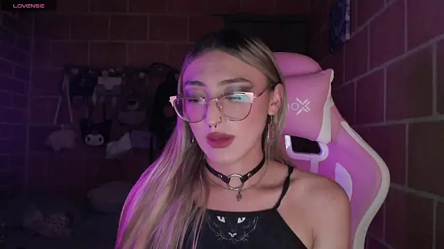 Snapshot of Andrea_camilaaa chatting on June 11, 2026, 12:43 am Andrea camilaaa online show from June 11, 2026, 12:43 am