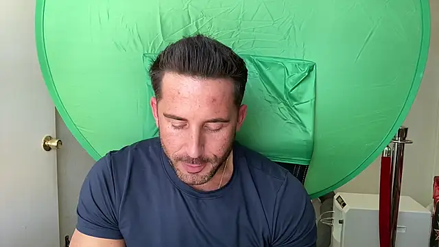 Snapshot of brettmycles28 chatting on May 27, 2026, 9:23 pm brettmycles28 online show from May 27, 2026, 9:23 pm