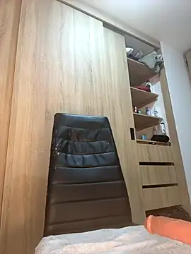 NIQUEILLA8 online show from October 19, 2025, 12:44 am