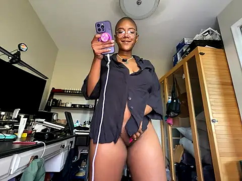 Snapshot of aliasyourfav chatting on October 19, 2025, 9:04 pm aliasyourfav online show from October 19, 2025, 9:04 pm