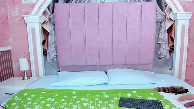 mishell lovely online show from November 12, 2025, 1:33 pm