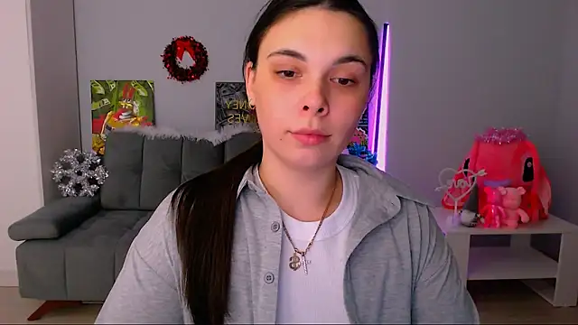 queenofthesense  online show from November 18, 2025, 2:43 pm