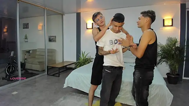 Bisexlifehot   online show from September 19, 2025, 11:38 pm