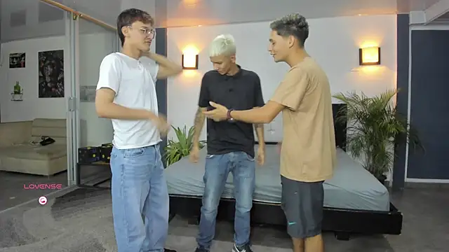 Bisexlifehot   online show from September 26, 2025, 10:58 pm