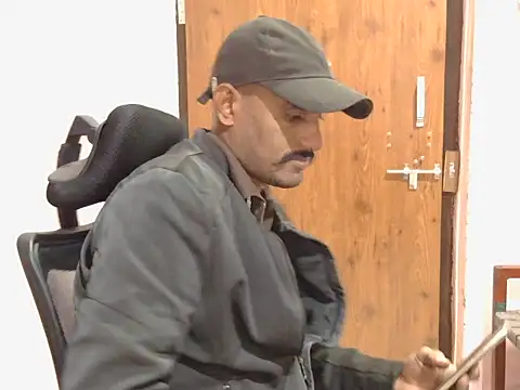 krishjaat43 online show from December 4, 2025, 6:23 am