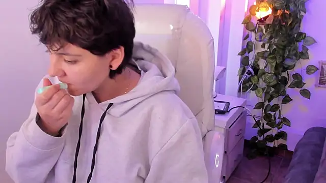 Nathaly ds online show from April 21, 2026, 8:12 pm