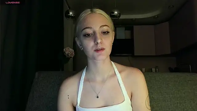 white liillyy online show from September 25, 2025, 10:02 pm