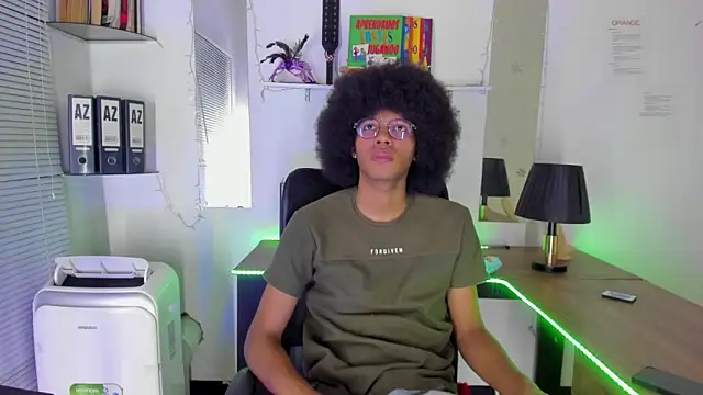 Snapshot of DEAMOL chatting on November 7, 2025, 6:30 pm DEAMOL online show from November 7, 2025, 6:30 pm