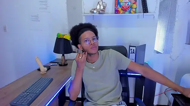 Snapshot of DEAMOL chatting on November 18, 2025, 6:45 pm DEAMOL online show from November 18, 2025, 6:45 pm