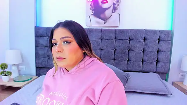 isabella horney  online show from December 22, 2025, 7:33 pm