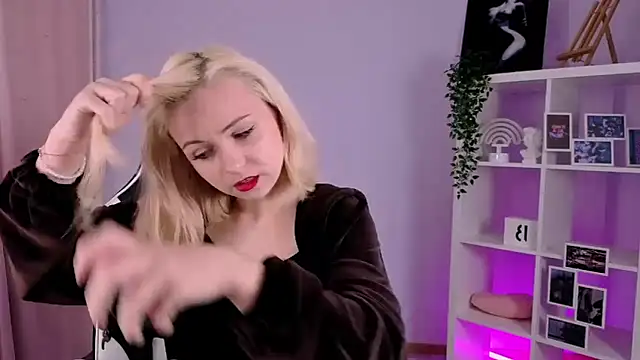 Charlotte Colinss online show from September 20, 2025, 7:20 am