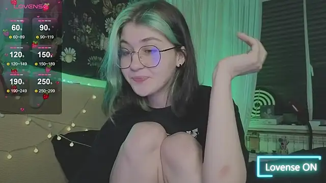 Snapshot of Miko_Meow chatting on April 6, 2026, 6:42 pm Miko Meow online show from April 6, 2026, 6:42 pm