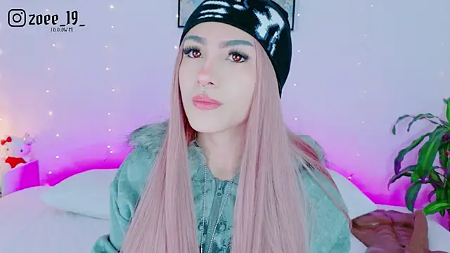 cuteezoe online show from April 22, 2026, 4:37 am