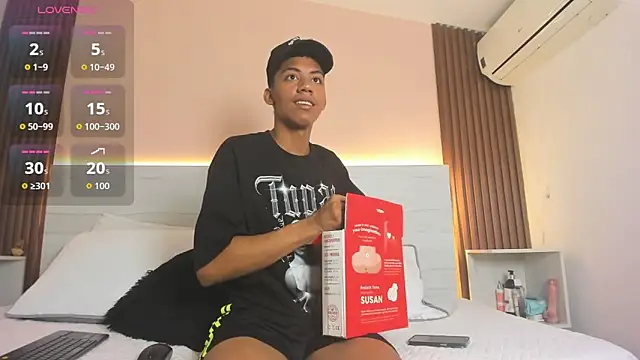 Brunette  boy online show from September 10, 2025, 3:17 am