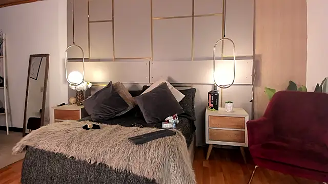 Lina Montclair online show from February 24, 2026, 7:23 pm