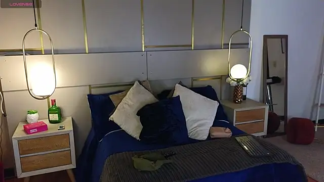 Lina Montclair online show from April 22, 2026, 7:04 pm