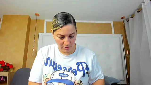 Snapshot of Heidy_milf chatting on June 22, 2026, 8:39 pm Heidy milf online show from June 22, 2026, 8:39 pm