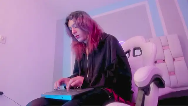 MilkWhore1 online show from January 7, 2026, 8:00 pm