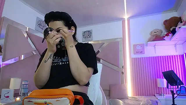 Mia garcia28 online show from October 15, 2025, 8:09 pm