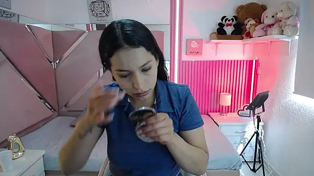 Mia garcia28 online show from May 18, 2026, 1:28 pm