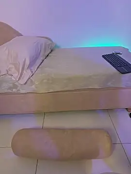 Mia wee online show from April 11, 2026, 1:48 pm