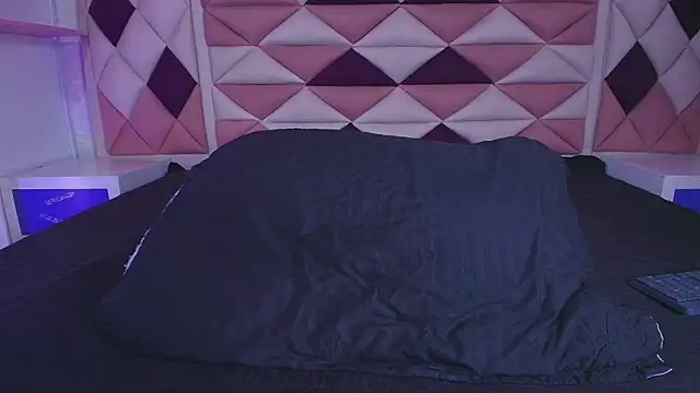 valecastro  online show from September 18, 2025, 7:16 pm