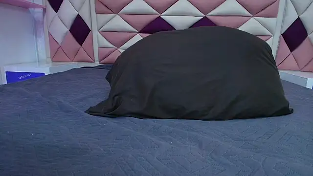 valecastro  online show from October 10, 2025, 7:13 pm