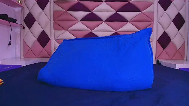 valecastro  online show from October 30, 2025, 7:14 pm