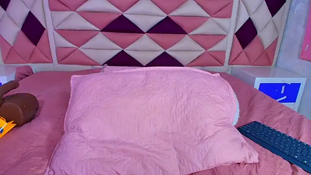 valecastro  online show from November 11, 2025, 7:25 pm