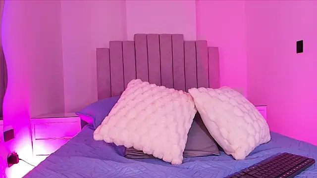 valecastro  online show from November 29, 2025, 8:01 pm